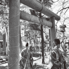月次祭に向かうため拝殿前の鳥居を潜る神道大教の神官