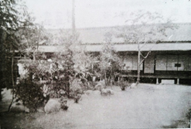 女工寄宿舎の前の庭